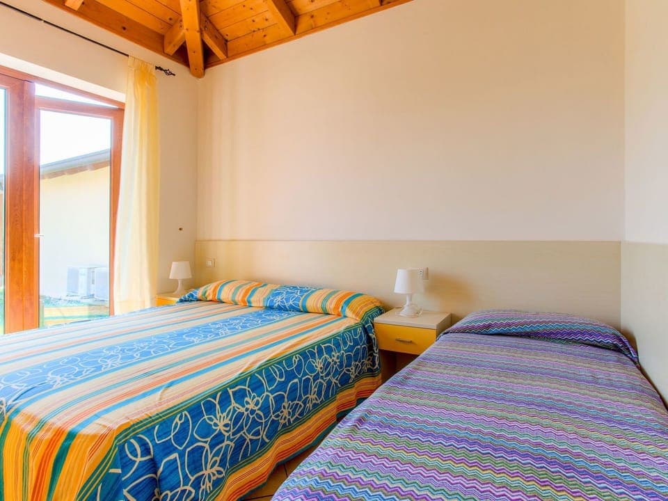 Bedroom, Bed, Bed Sheet, Furniture, Room, Bedding, Bed Frame, Property, Duvet Cover, Wall