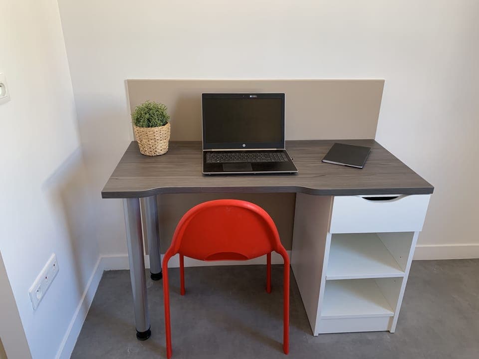 Individually furnished, desk, soundproofing, free WiFi