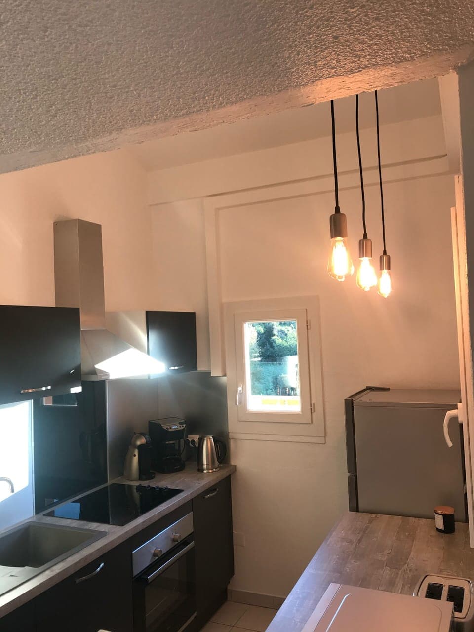 Microwave, toaster, fridge/freezer and dishwasher.