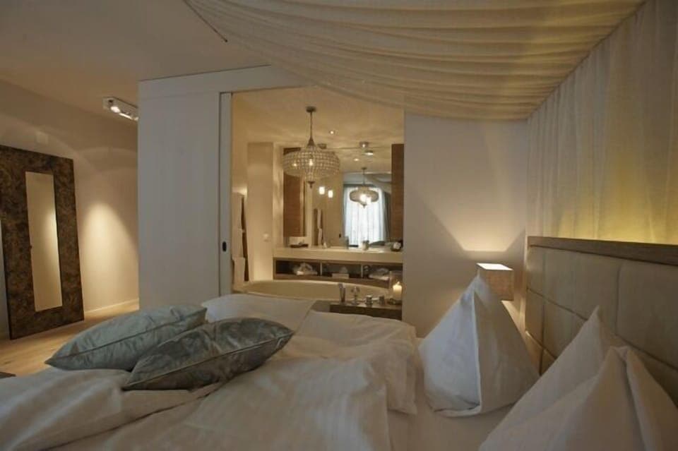 Premium Suite (Charming) | Minibar, in-room safe, desk, soundproofing