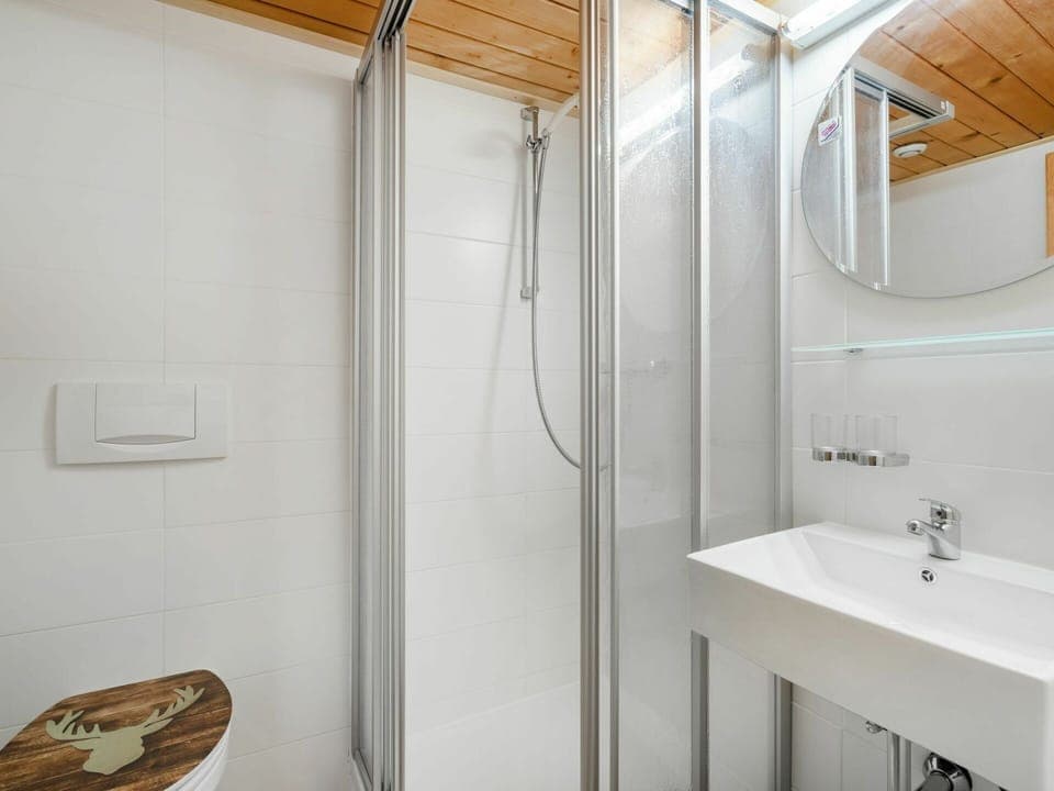 Mirror, Building, Property, Tap, Plumbing Fixture, Sink, Interior Design, Bathroom, House, Architecture