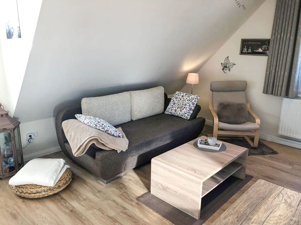 Property, Building, Comfort, Couch, Wood, Interior Design, Floor, Rectangle, Shade