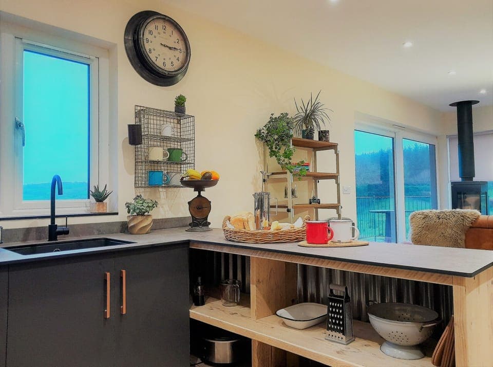 Luxury Cabin, Ensuite (Lew Valley Lodge) | Shared kitchen | Highchair