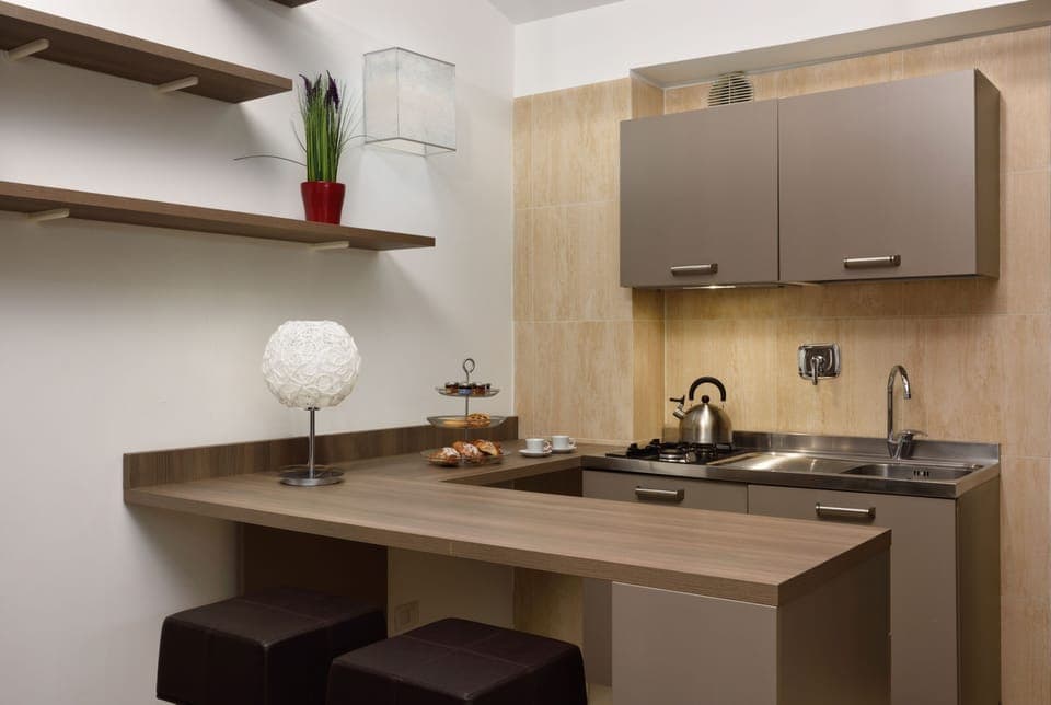 Deluxe Studio | Private kitchen | Fridge, coffee/tea maker, cookware/dishes/utensils