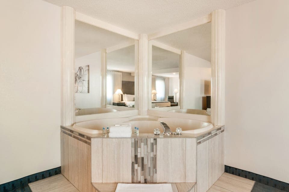 Suite, 1 King Bed, Non Smoking | Desk, blackout drapes, iron/ironing board, free cribs/infant beds