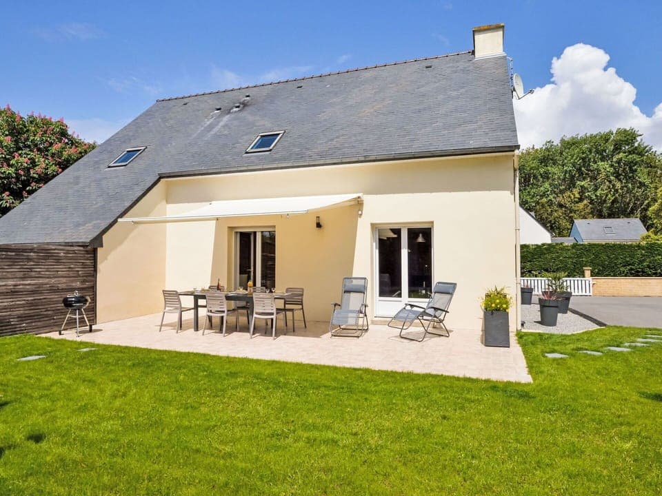 Sky, Building, Property, Furniture, Plant, Window, Cloud, Tree, Chair, Shade