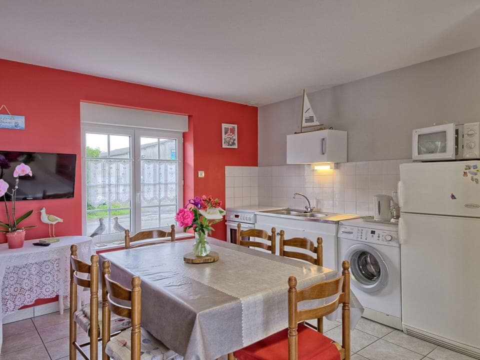 Table, Property, Furniture, Cabinetry, Chair, Countertop, Wood, Interior Design, Floor, Kitchen