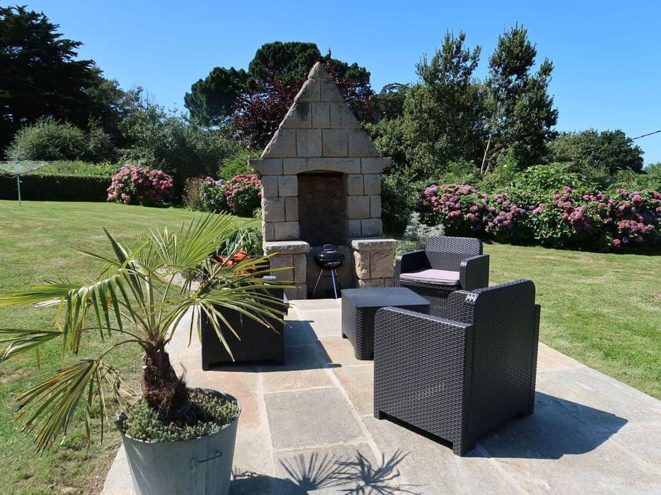 Plant, Sky, Property, Flowerpot, Tree, Building, Houseplant, Vegetation, Land Lot, Grass