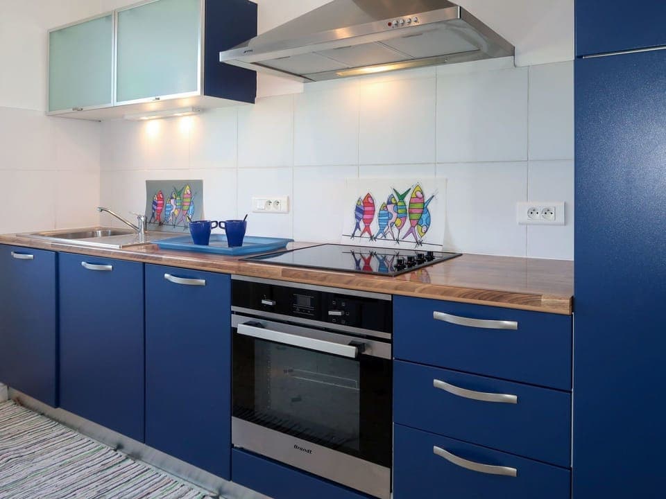 Countertop, Tap, Cabinetry, Kitchen Sink, Sink, Property, Furniture, Building, Kitchen, Kitchen Stove