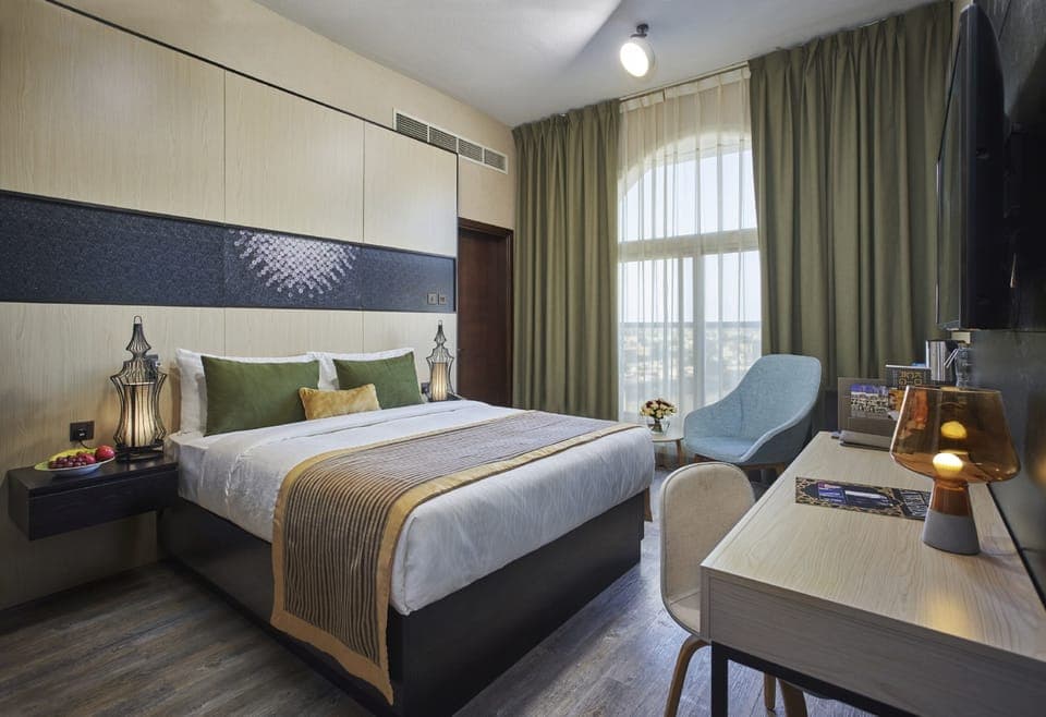 Executive Suite King | Minibar, desk, blackout drapes, free WiFi