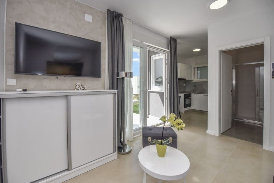 Comfort Studio, Pool View, Annex Building | Private kitchen | Electric kettle