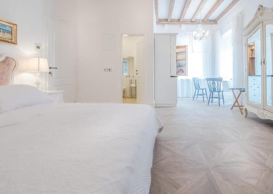 In-room safe, desk, laptop workspace, soundproofing