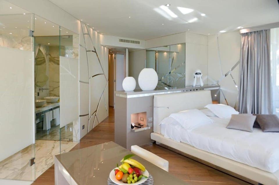 Deluxe Room, Lake View and Hot Tub | Minibar, in-room safe, desk, blackout drapes