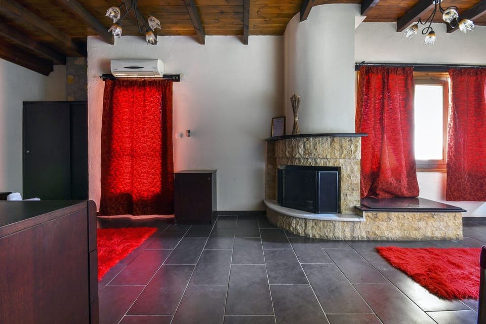 Junior Suite | Iron/ironing board, free cribs/infant beds, free WiFi, bed sheets