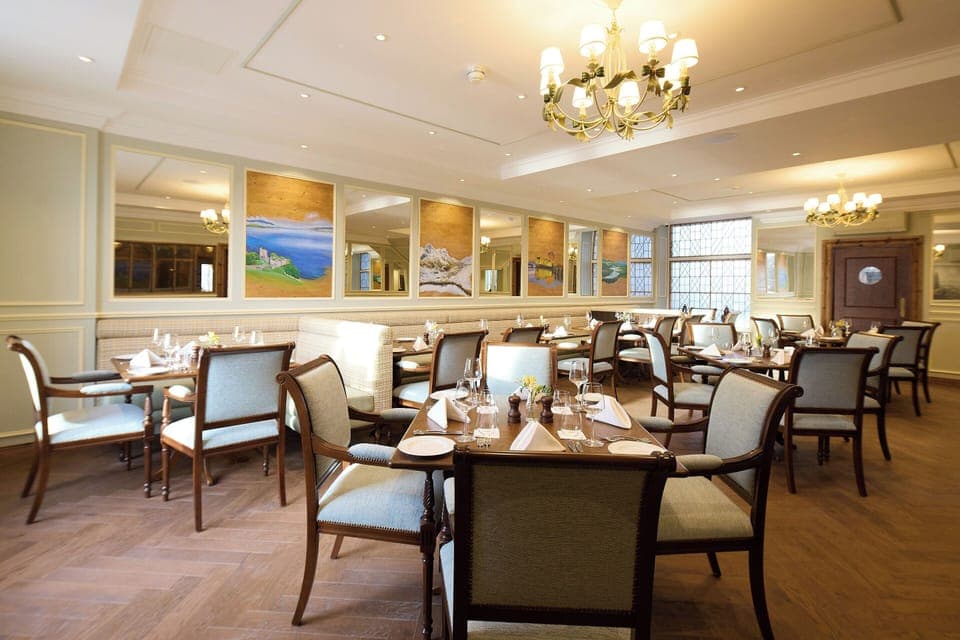 Breakfast, lunch, dinner served; international cuisine 