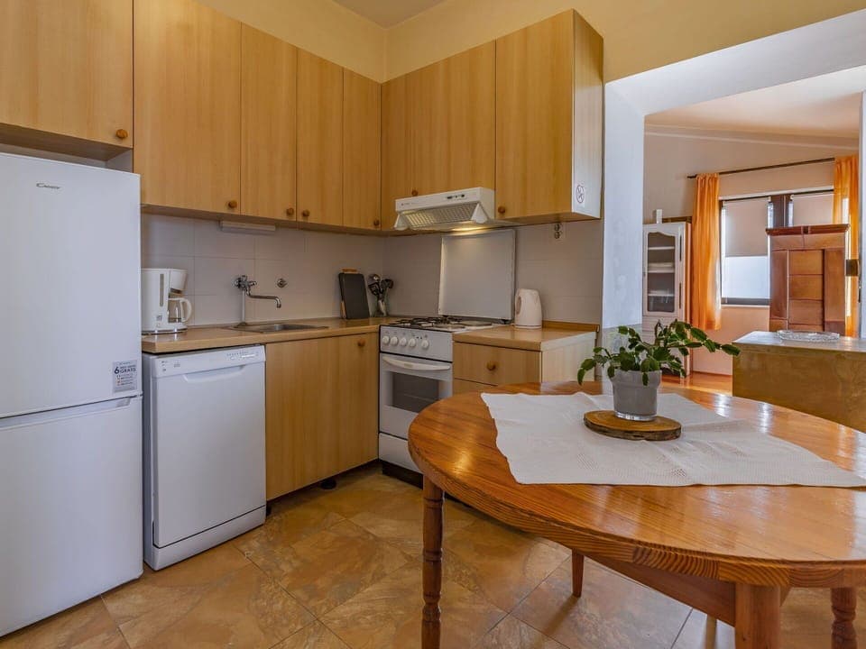 Cabinetry, Furniture, Table, Countertop, Kitchen Appliance, Wood, Building, Kitchen, Houseplant, Kitchen Stove