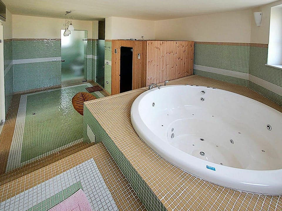 Bathtub, Building, Property, Plumbing Fixture, Wood, Rectangle, Lighting, Flooring, Bathroom, Architecture