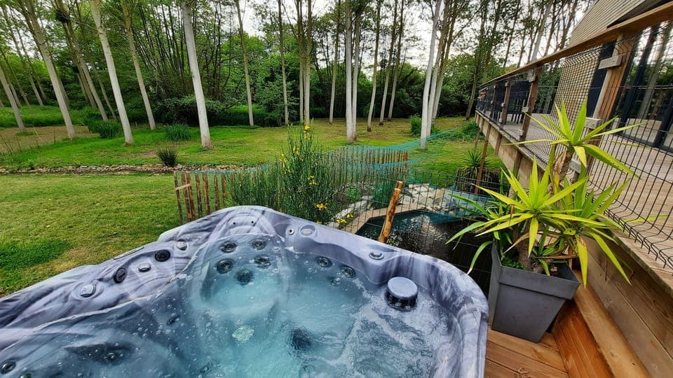Outdoor spa tub
