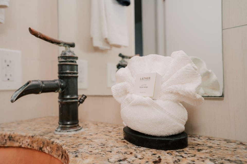 Deluxe Room, 1 King Bed, Ocean View | Bathroom | Shower, free toiletries, hair dryer, bathrobes