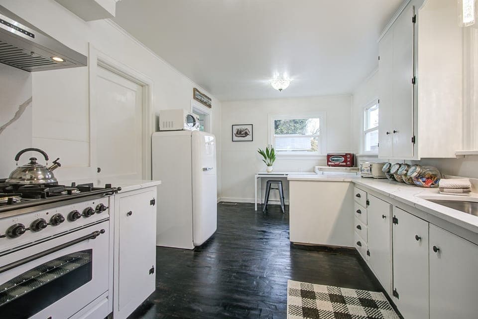 Cottage Fully Equipped kitchen with gas range