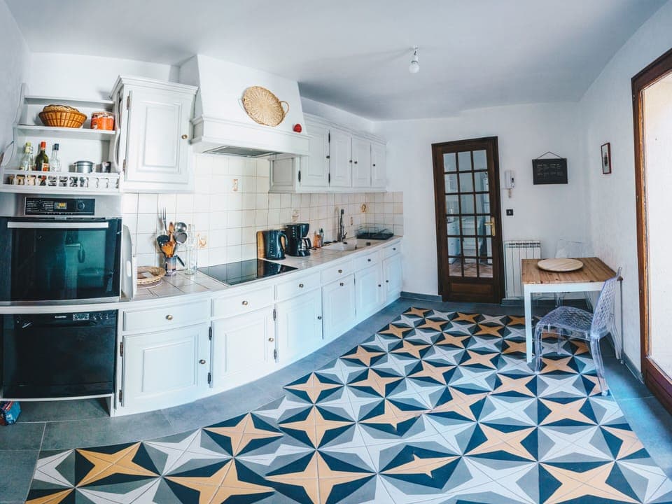 Fully-equipped kitchen with an electric stove 