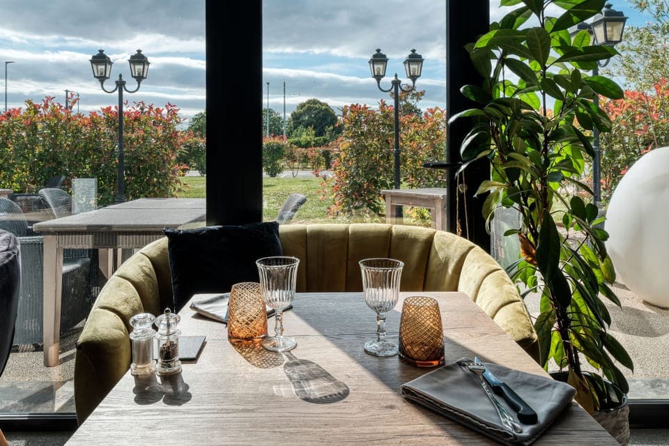 2 restaurants, lunch served