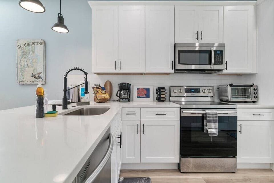 So much counter space.   Perfect for feeding large groups or a sumptuous buffet.