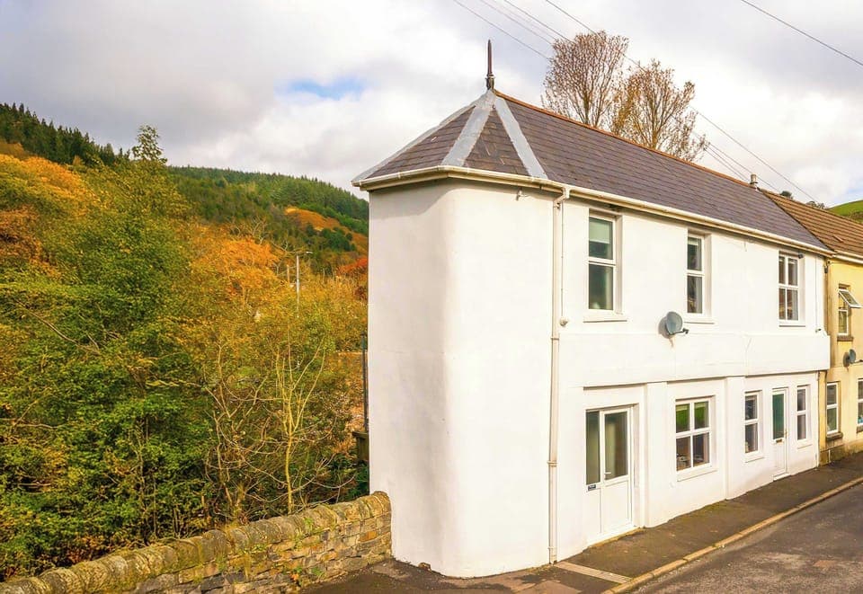 Front view of property