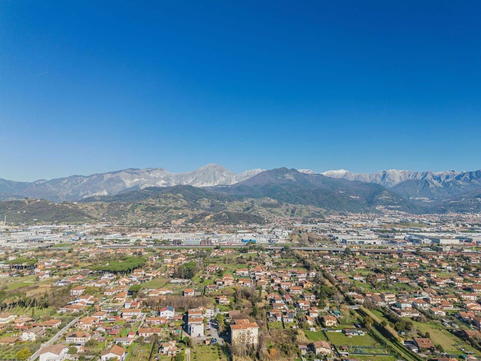 Mountain, Mountainous Landforms, Daytime, Hill, Mountain Range, Residential Area, Urban Area, Horizon, Highland, Town