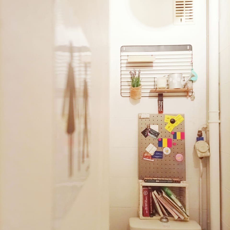 Separate tub and shower, towels