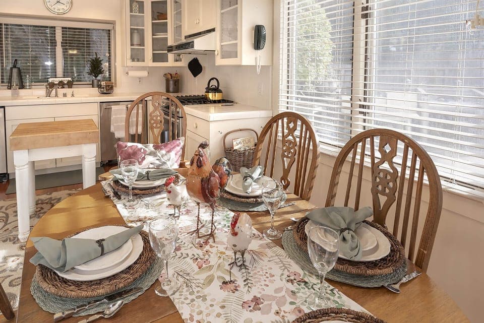 Dining Area with Seating for 6