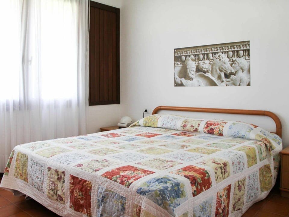 Bedroom, Bed, Furniture, Bed Sheet, Bedding, Room, Bed Frame, Property, Interior Design, Curtain