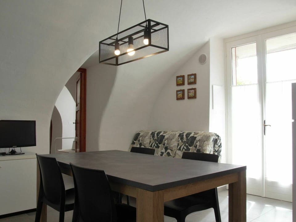 Table, Furniture, Property, Building, Window, Wood, Lighting, Interior Design, House, Shade