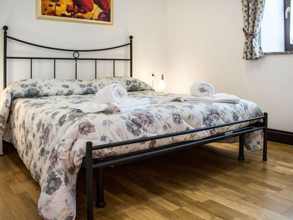 Mirror, Furniture, Comfort, Wood, Bed Frame, Pillow, Building, Floor, Flooring