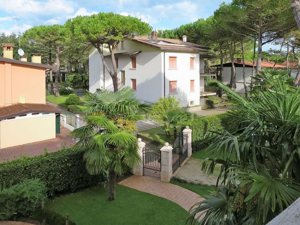 Plant, Building, Cloud, Property, Window, Sky, Green, Tree, House, Vegetation