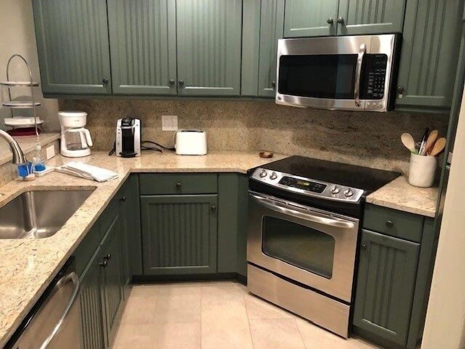 Condo, 1 Bedroom | Private kitchen | Fridge, microwave, oven, dishwasher