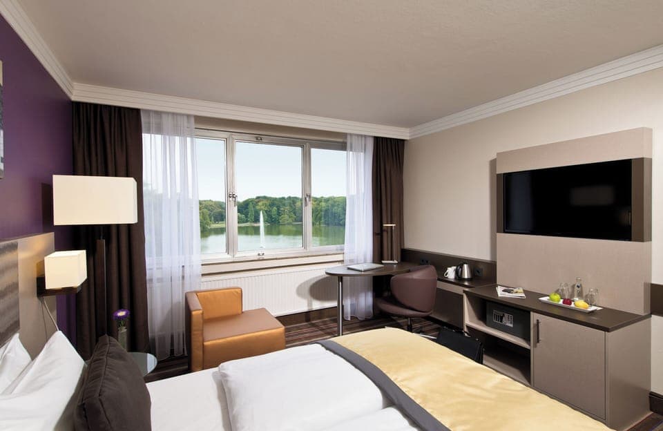 Deluxe Room | Premium bedding, minibar, in-room safe, desk