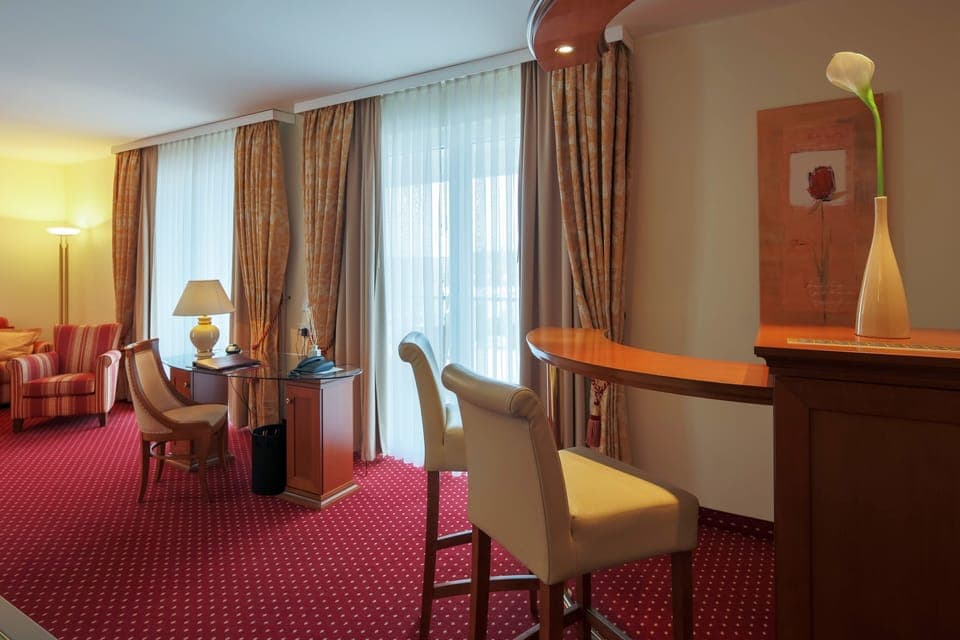 Deluxe Suite | In-room dining