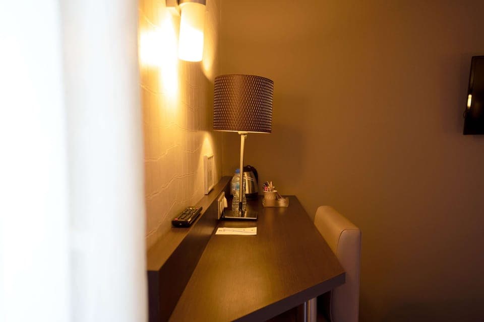 Premium Room, 1 Queen Bed, Non Smoking | In-room safe, desk, laptop workspace, blackout drapes