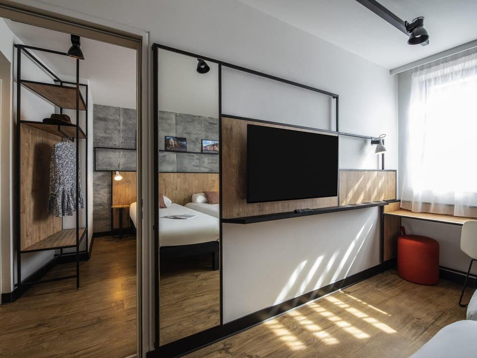 Premium bedding, desk, blackout drapes, soundproofing