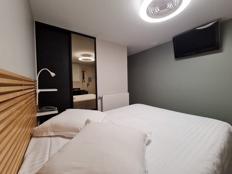 20 bedrooms, desk, blackout drapes, soundproofing