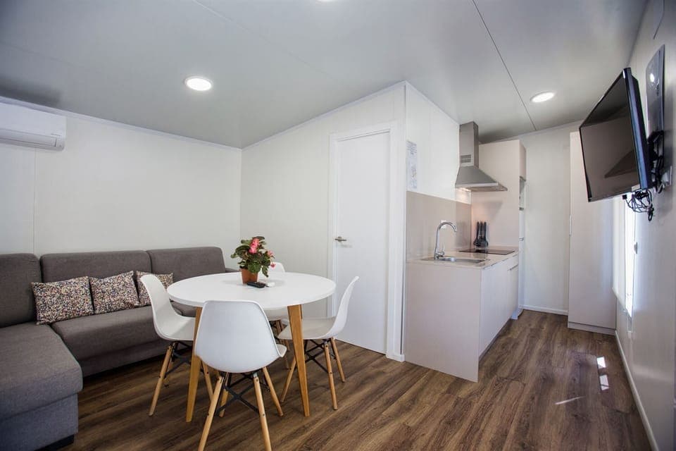 Classic Bungalow (stylo) | Living area | 14-inch flat-screen TV with digital channels, TV