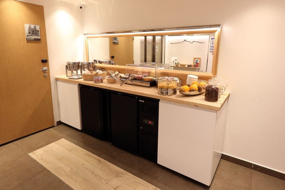 Daily full breakfast (EUR 14.50 per person)