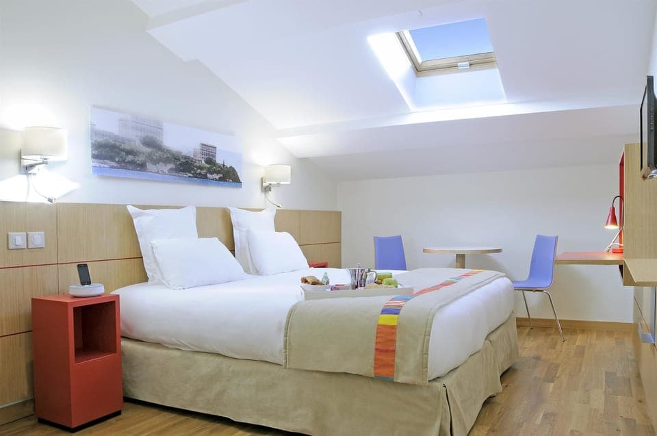 Superior Room, 1 King Bed, Non Smoking | Premium bedding, in-room safe, desk, soundproofing