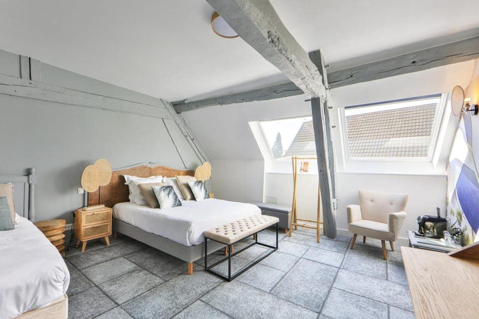 Desk, laptop workspace, free WiFi, bed sheets