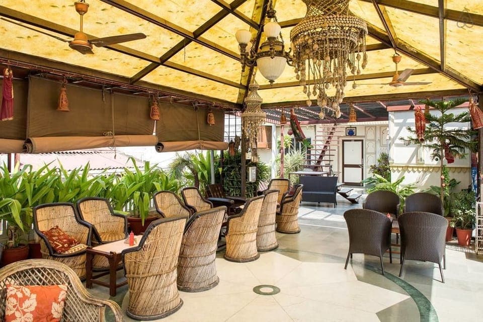 2 restaurants, breakfast, lunch, dinner served; Indian cuisine