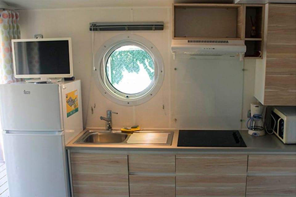 Full-size fridge, microwave, stovetop, coffee/tea maker