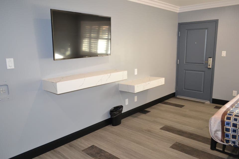 Standard Room, 1 King Bed, Non Smoking | Desk, laptop workspace, free WiFi