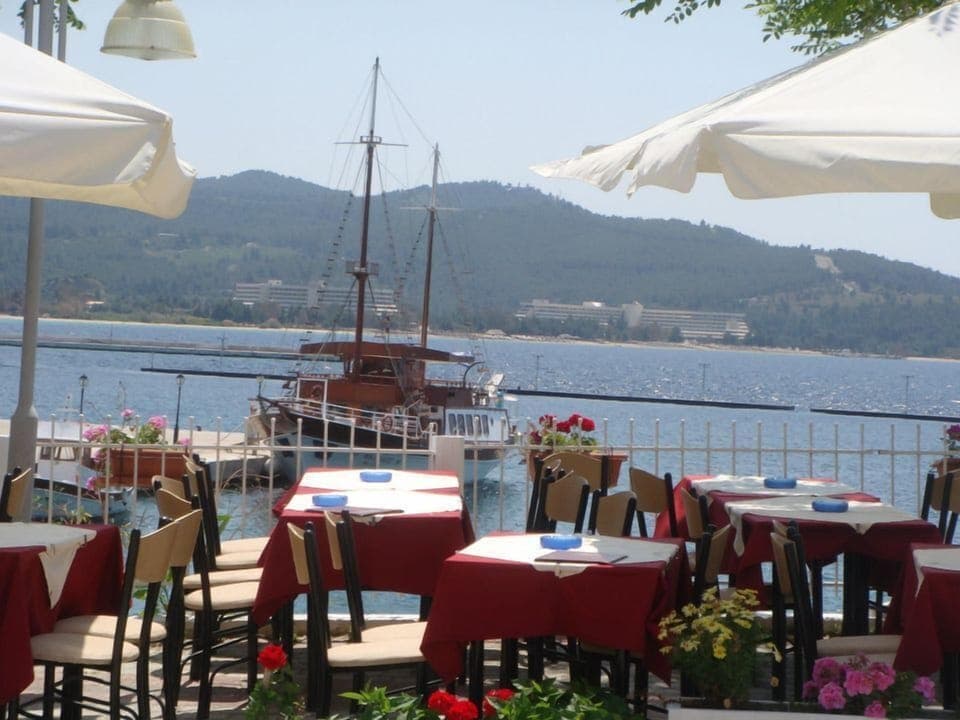 Breakfast, lunch and dinner served