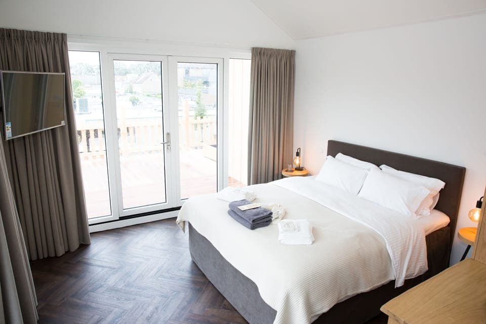 Deluxe Double Room, 1 King Bed, Balcony | Premium bedding, down comforters, pillowtop beds, free minibar